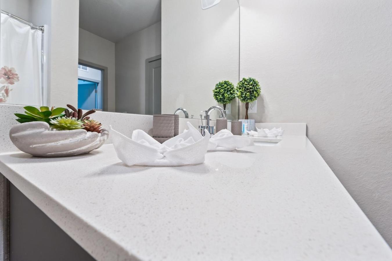 Ferienwohnung Tropicana Field 2 Bed In Dwtwn With Free Parking Sankt Petersburg Exterior foto